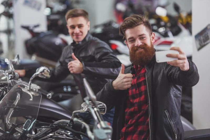 imgi_55_men-in-motorbike-salon-2023-11-27-05-14-31-utc-1-800x533